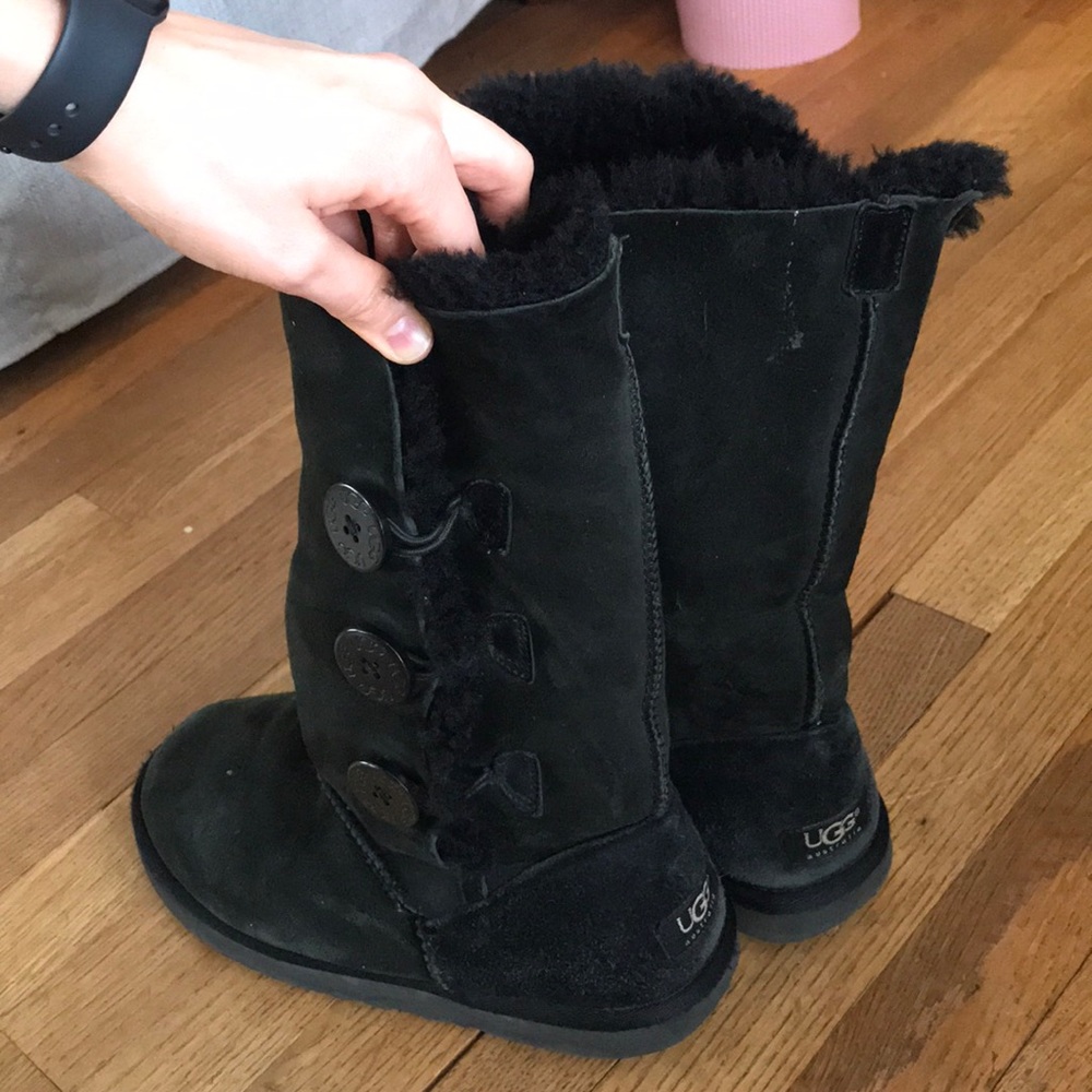 Button UGGs size 9